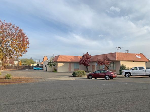 Professional Office Spaces Available in Visalia, CA: 636 W Oak Ave, Visalia, CA 93291